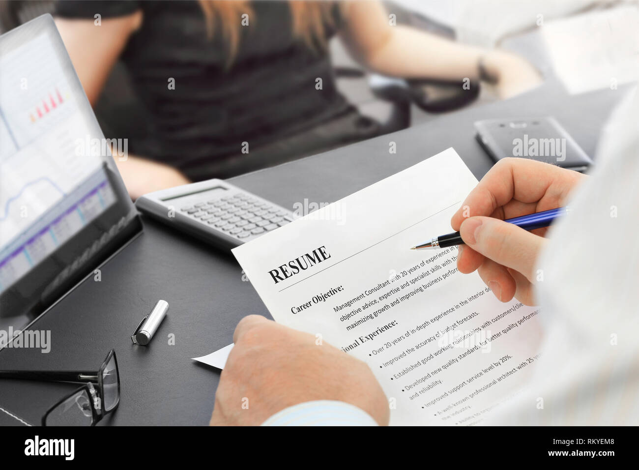 Entrevue d'emploi dans le bureau avec l'accent sur Reprendre Banque D'Images