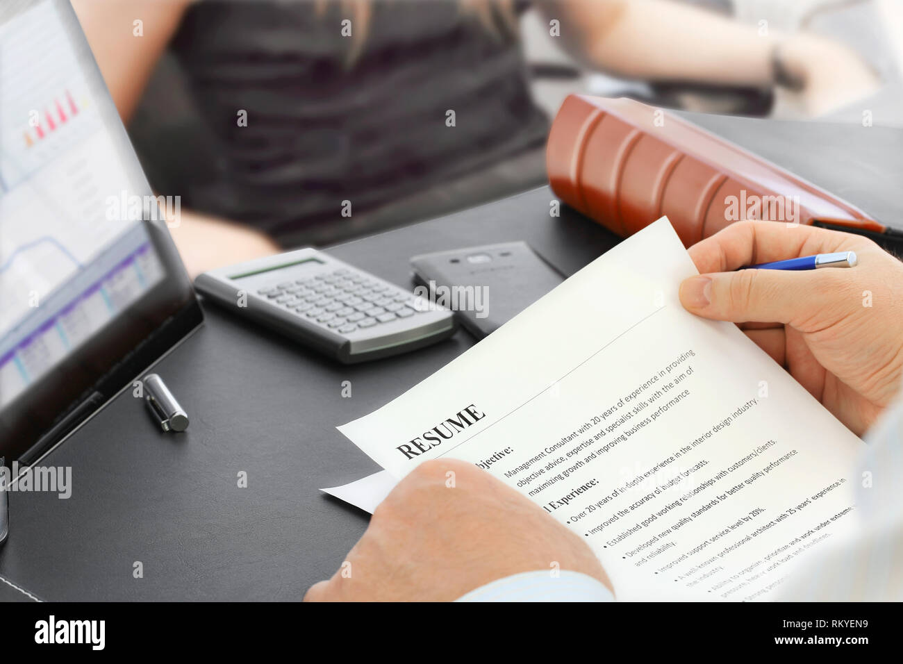 Entrevue d'emploi dans le bureau avec l'accent sur Reprendre Banque D'Images