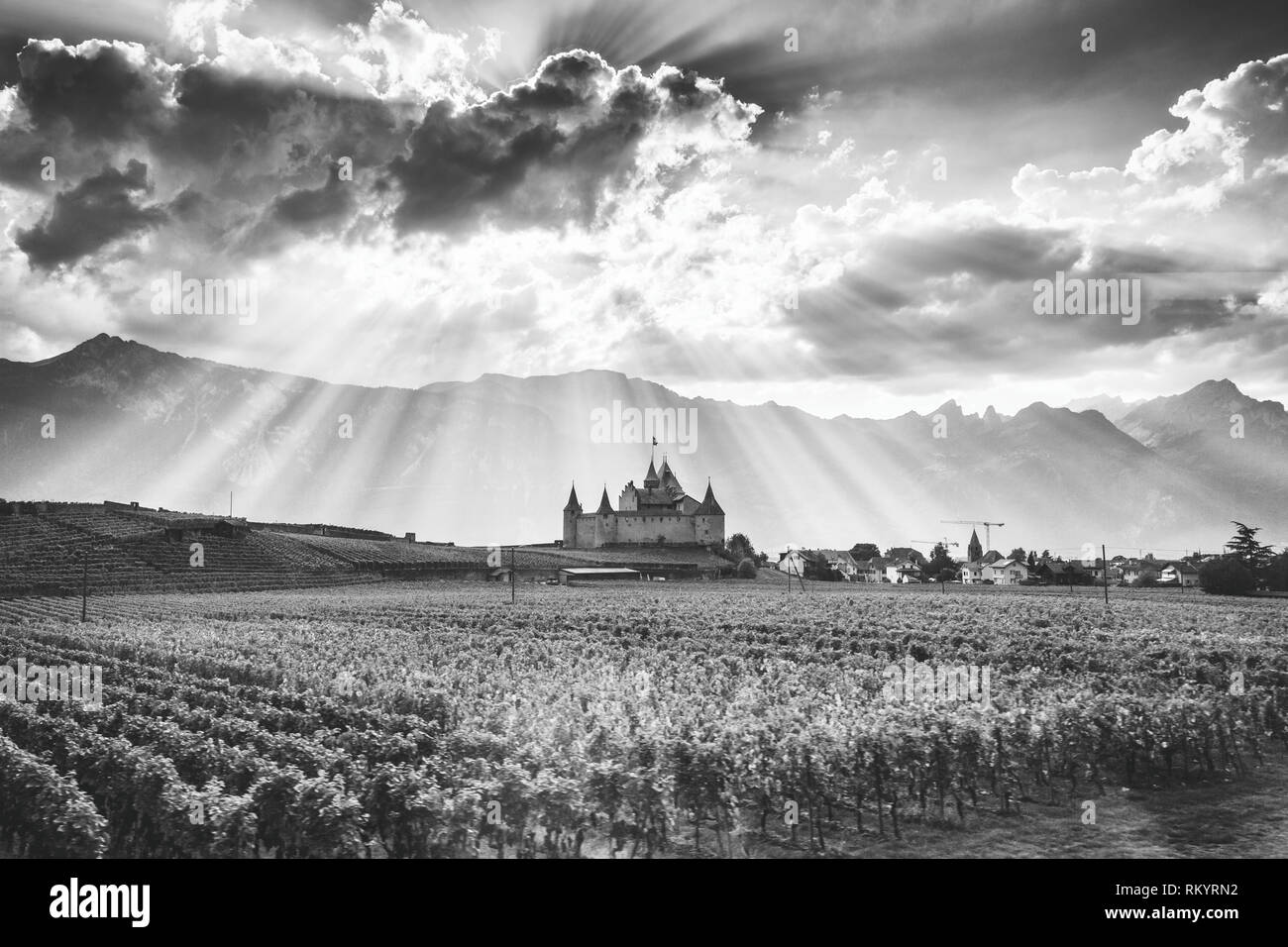 La photographie noir et blanc de château d'Aigle et des Alpes en Suisse Banque D'Images