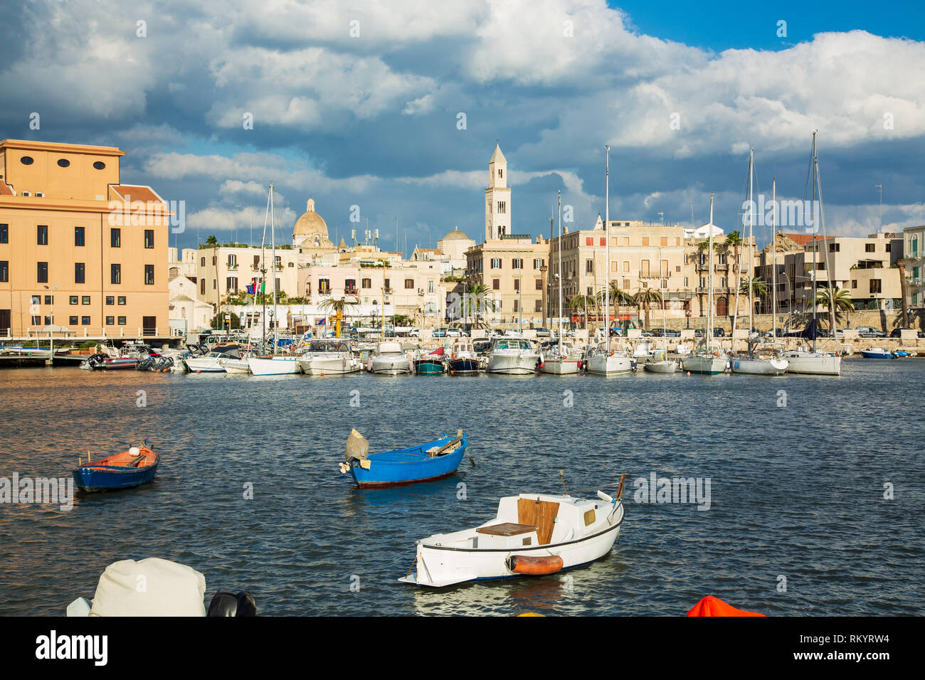 Vue sur un joli port de pêche et de plaisance dans la région de Bari, Pouilles, Italie Banque D'Images