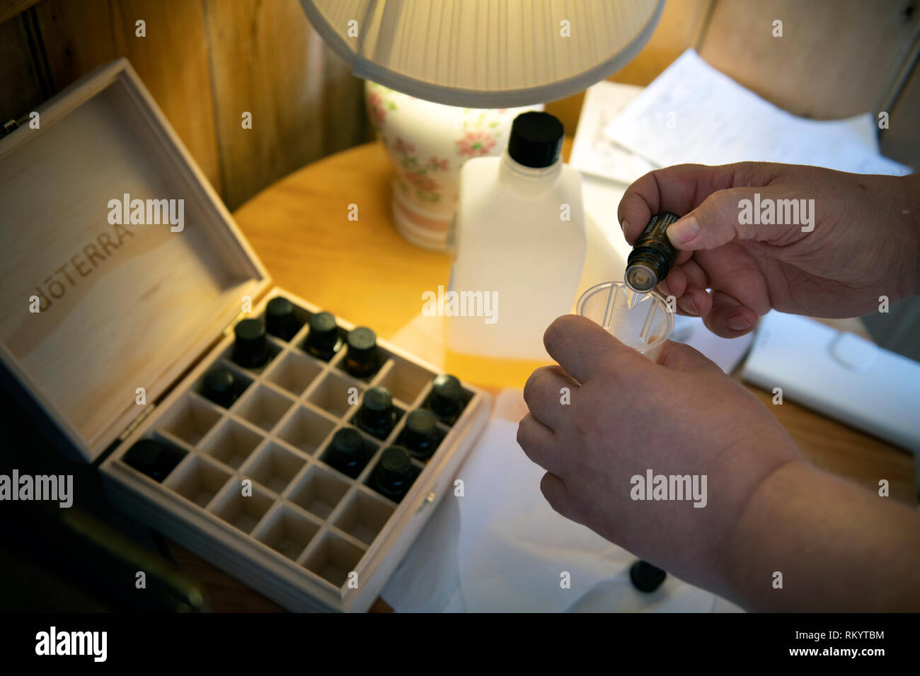 Un thérapeute de massage huiles essentielles mélange dans son cabinet à Glastonbury UK Banque D'Images