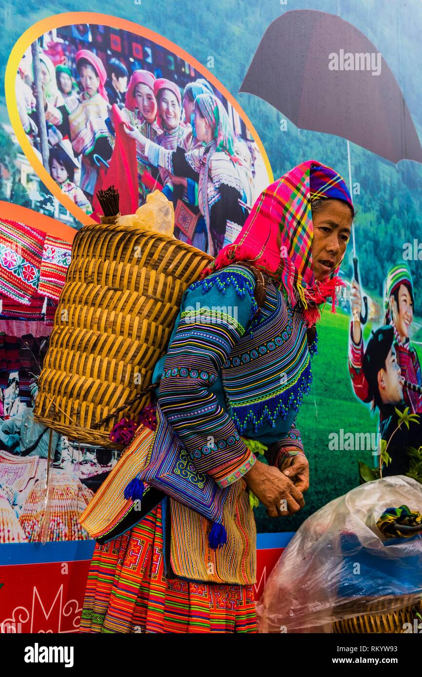 (Flower Hmong hill tribe) femme au marché de dimanche à ...