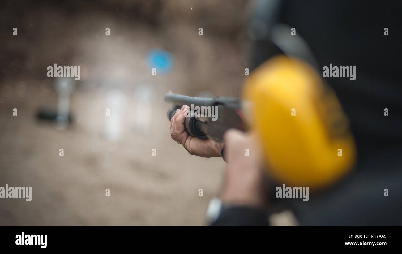 L'entraînement au tir de fusil de combat. Des armes, des armes à feu et  d'action de la pompe de saupoudrage. Plage de prise de Photo Stock - Alamy