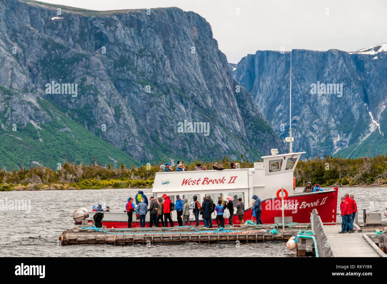 Les touristes à bord de l'West II pour une chute et l'observation de la faune voyage sur l'étang Western Brook dans le parc national du Gros-Morne, à Terre-Neuve. Banque D'Images