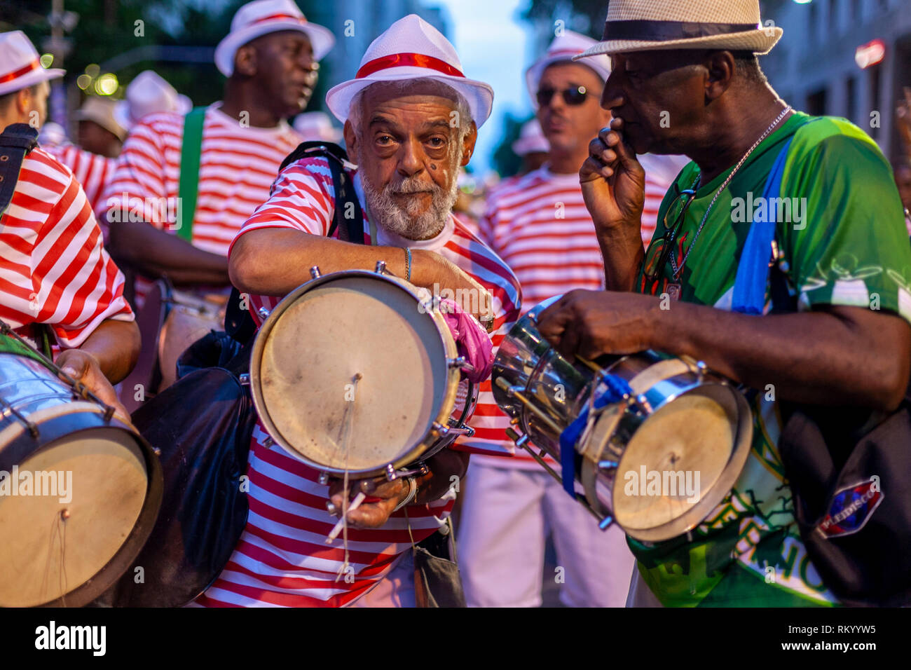 Le batteur à un carnaval de Samba block party dans le centre-ville de Rio de Janeiro entre autres musiciens Banque D'Images
