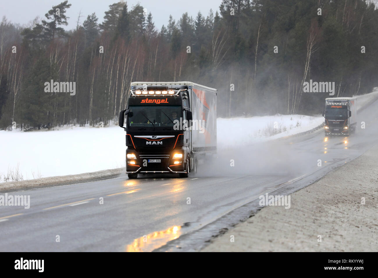 Salo, Finlande - le 8 février 2019 : Phares du premier homme semi-remorque de la LT Stengel duo s'allumer le temps pluvieux et brumeux sur l'autoroute un jour de l'hiver. Banque D'Images