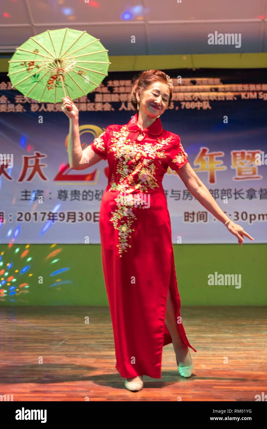 Femme portant des vêtements traditionnels chinois avec un parasol Photo  Stock - Alamy