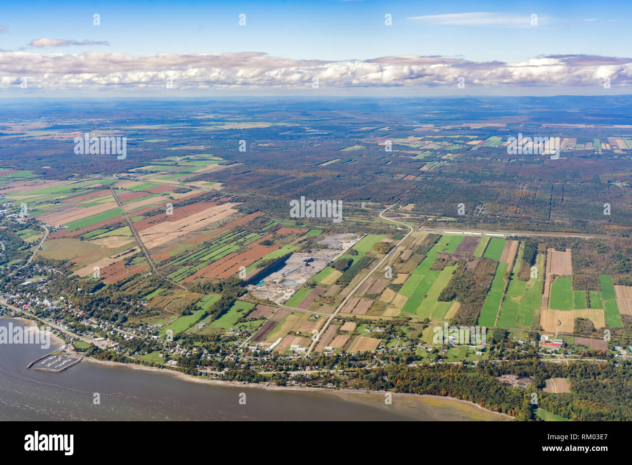 Vue aérienne de la zone de Neuville, port avec la couleur de l'automne au Canada Banque D'Images