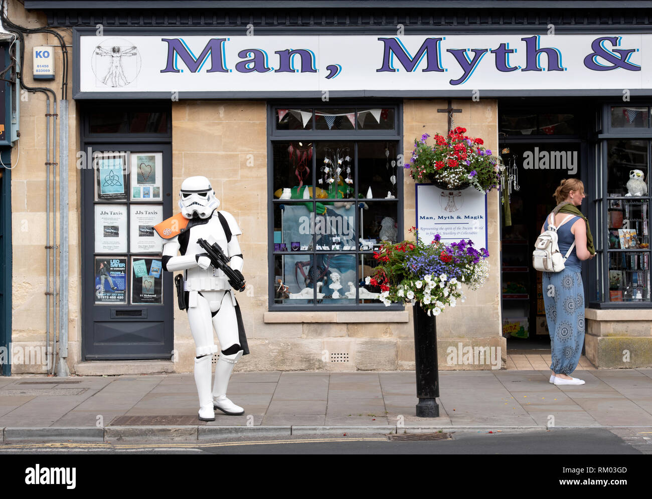 Résident de Glastonbury vêtu comme un Stormtrooper de Star Wars sur le marché Banque D'Images