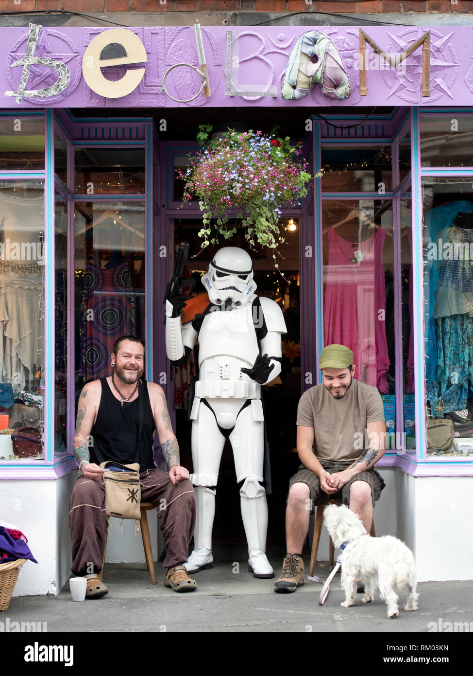 Résident de Glastonbury vêtu comme un Stormtrooper de Star Wars Banque D'Images