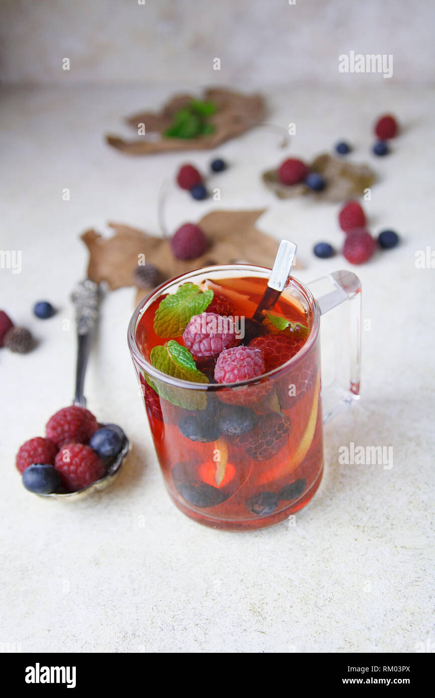 Thé framboise avec de vieux cuillère en argent Banque D'Images
