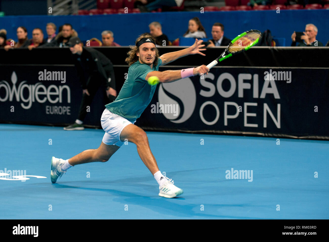 SOFIA - FÉVRIER 07,2019 : Stefanos Tsitsipas(GRE) joue à l'ATP tournoi Open de Sofia à Sofia, Bulgarie le 05 février 2019 - Image Banque D'Images