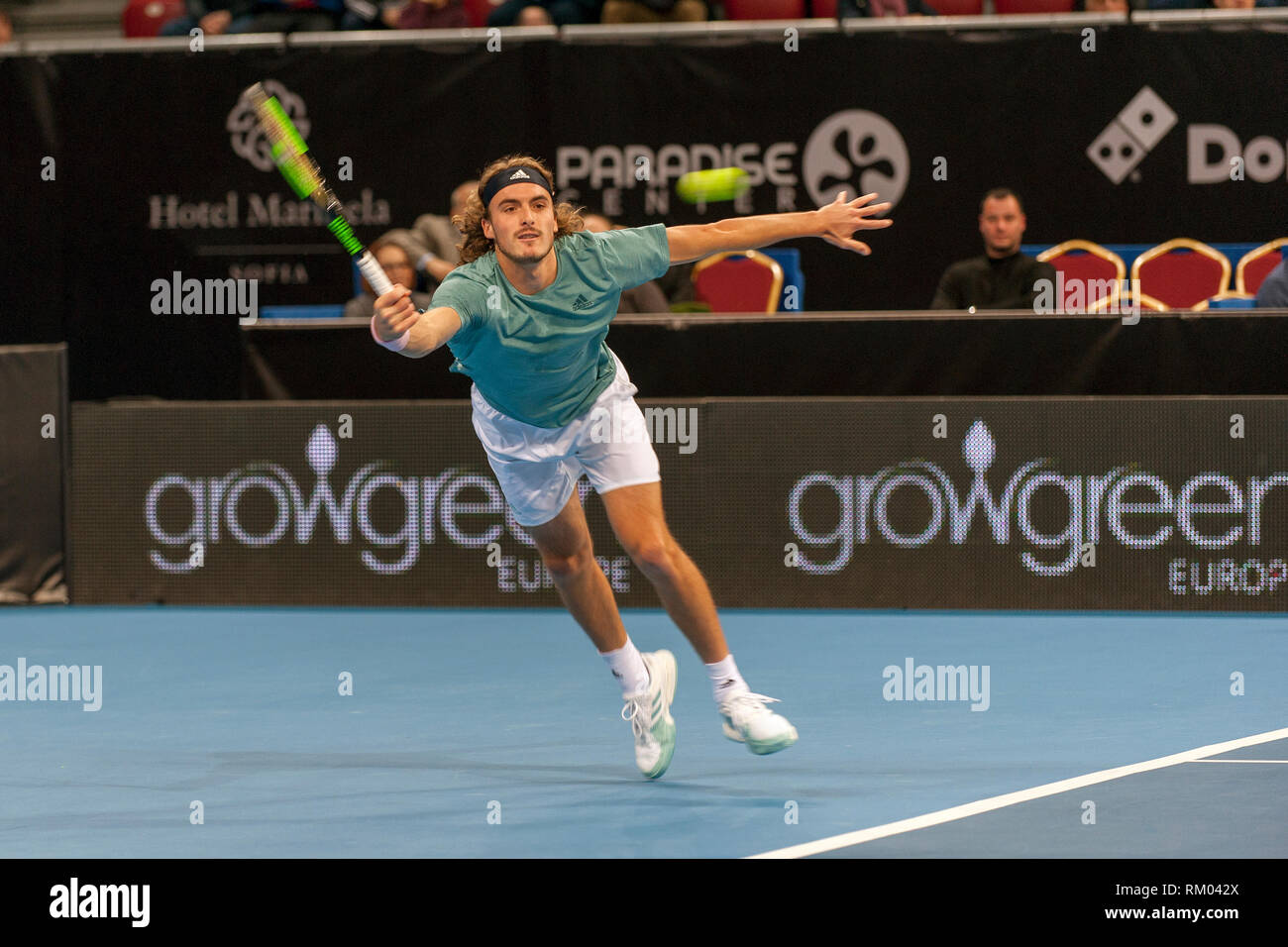 SOFIA - FÉVRIER 07,2019 : Stefanos Tsitsipas(GRE) joue à l'ATP tournoi Open de Sofia à Sofia, Bulgarie le 05 février 2019 - Image Banque D'Images