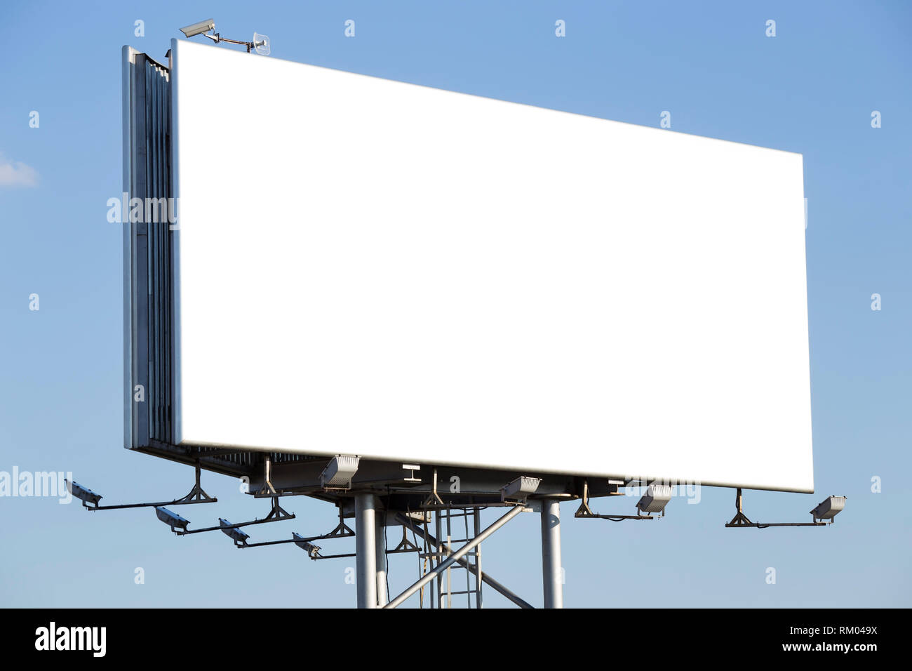 Blank billboard plus d'un ciel bleu Banque D'Images