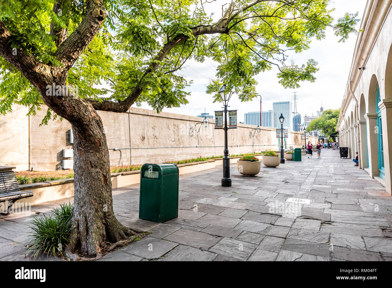 New Orleans, USA - 23 Avril 2018 : vieille ville Decatur Street alley en Louisiane célèbre ville avec personne pendant le printemps Banque D'Images