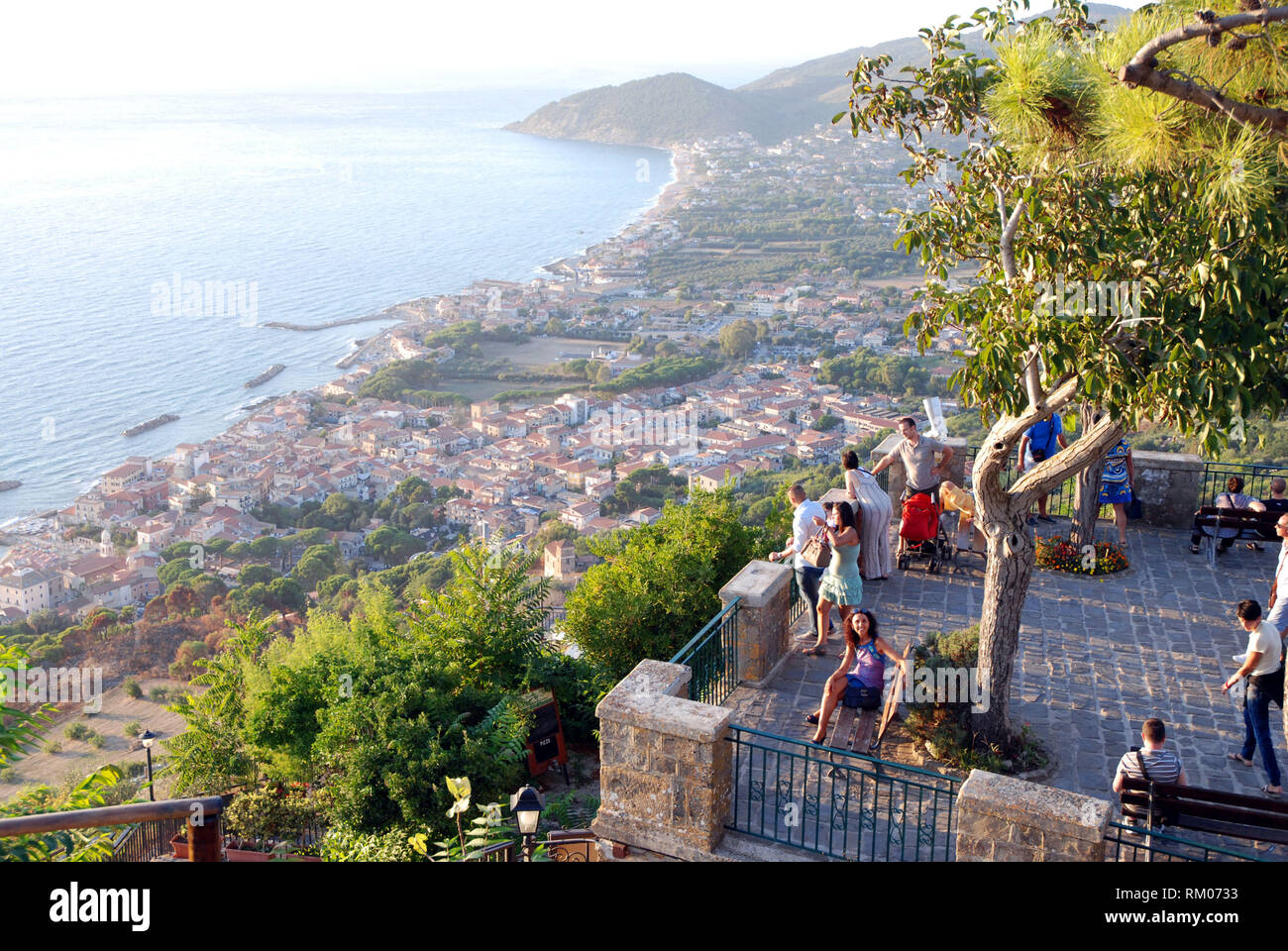 Beaucoup de gens sur la terrasse panoramique donnant sur la côte de Santa Maria di Castellabate ville région du Cilento salerno Italie 2018 Banque D'Images