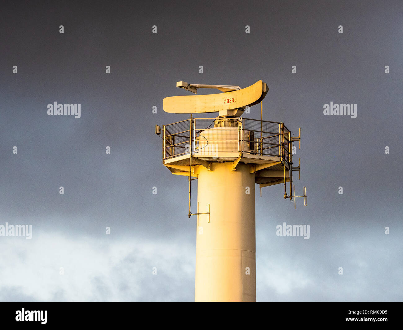 Easat le radar de marine à l'entrée du port de Felixstowe dans le Suffolk, UK. Felixstowe est l'UKs conteneur principal port d'expédition. Banque D'Images
