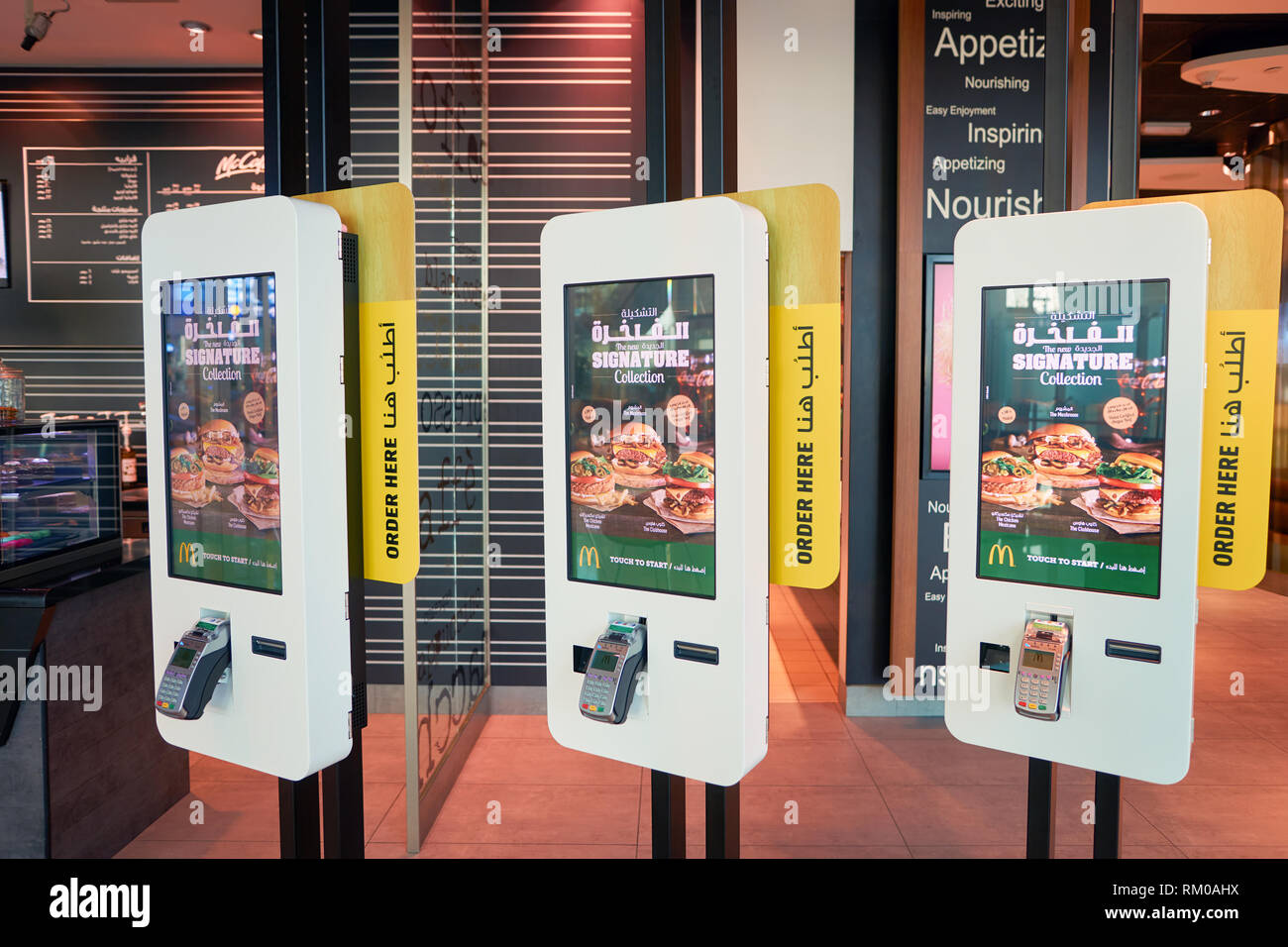 Dubaï, Émirats arabes unis - CIRCA NOVEMBRE 2016 : Mcdonald's kiosques de commande à l'Aéroport International de Dubaï. McDonald's est un hamburger américain et fast food restaurant Banque D'Images