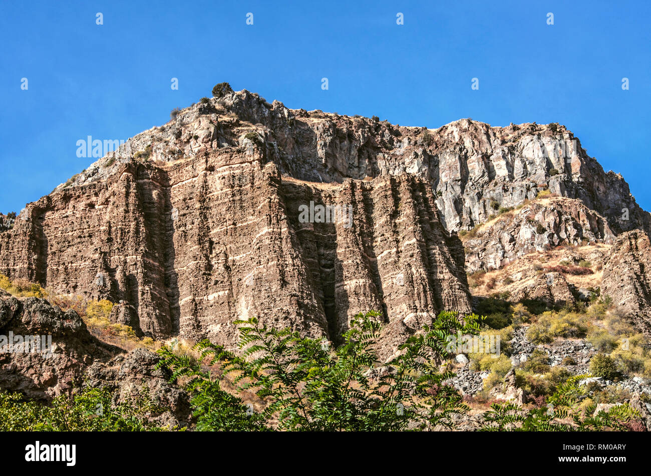 Automne journée ensoleillée sur les montagnes de Geghama Ridge, qui s'effondre au fil du temps par le vent et des sources d'eau près de Guéghard monastère en Arménie Banque D'Images