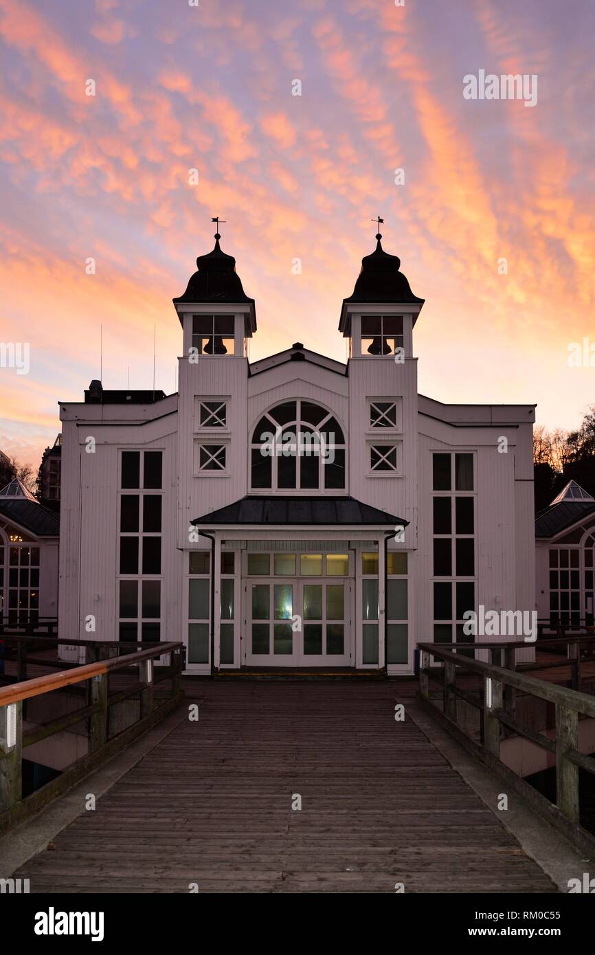 Retour de la jetée historique de Binz sur Rügen en Allemagne, au coucher du soleil Banque D'Images
