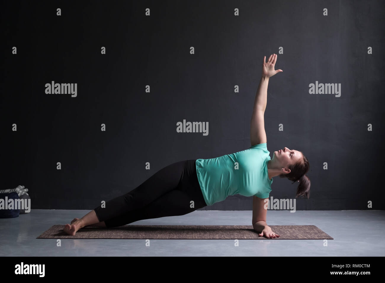 Jeune femme pratique le yoga asana ou Vasishthasana planche latérale Banque D'Images