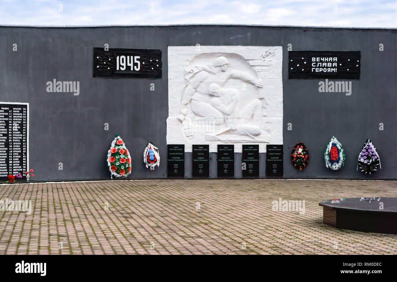 L'oblast de Kaliningrad, un village touristique, la Russie, le 4 novembre 2018, le peuple frère tombe de l'armée russe, la seconde guerre mondiale Banque D'Images