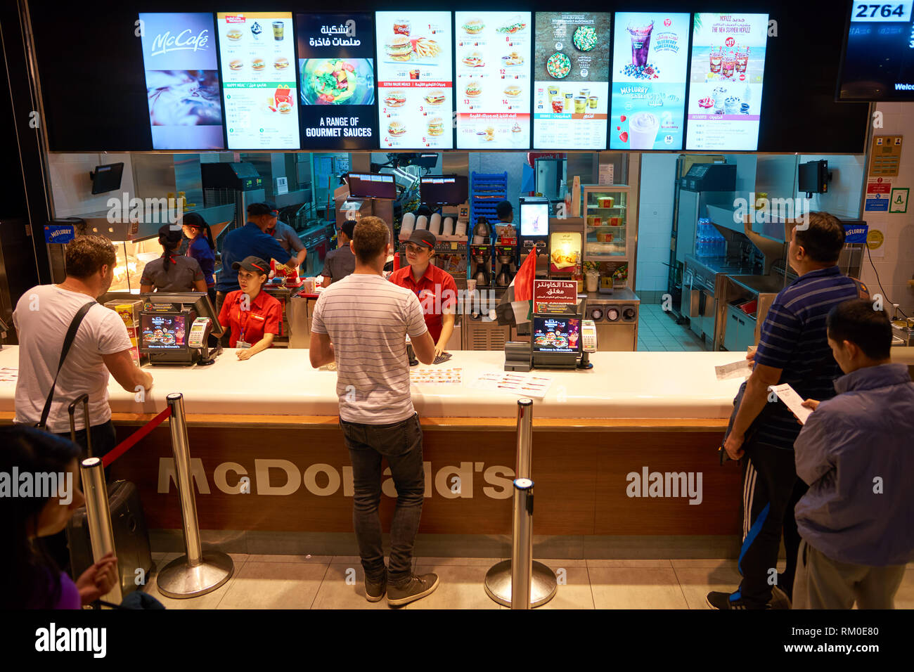 Dubaï, Émirats arabes unis - CIRCA NOVEMBRE 2016 : contre le service dans un restaurant McDonald's à l'Aéroport International de Dubaï. McDonald's est un hamburger américain et Banque D'Images