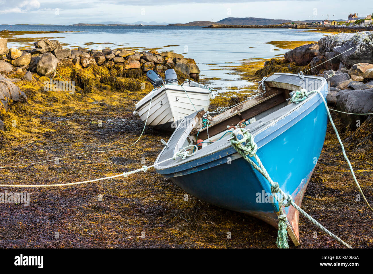 Deux bateaux de pêche à la baie sur une île écossaise Banque D'Images