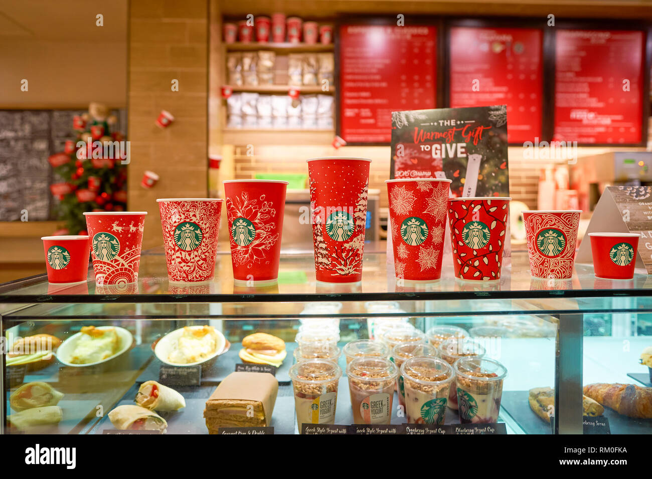 HONG KONG - circa 2016, novembre : maison de tasses à la Starbucks Cafe à Hong Kong. La société Starbucks Coffee Company est un café et c Banque D'Images
