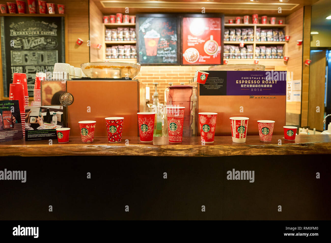 HONG KONG - circa 2016, novembre : maison de tasses à la Starbucks Cafe à Hong Kong. La société Starbucks Coffee Company est un café et c Banque D'Images
