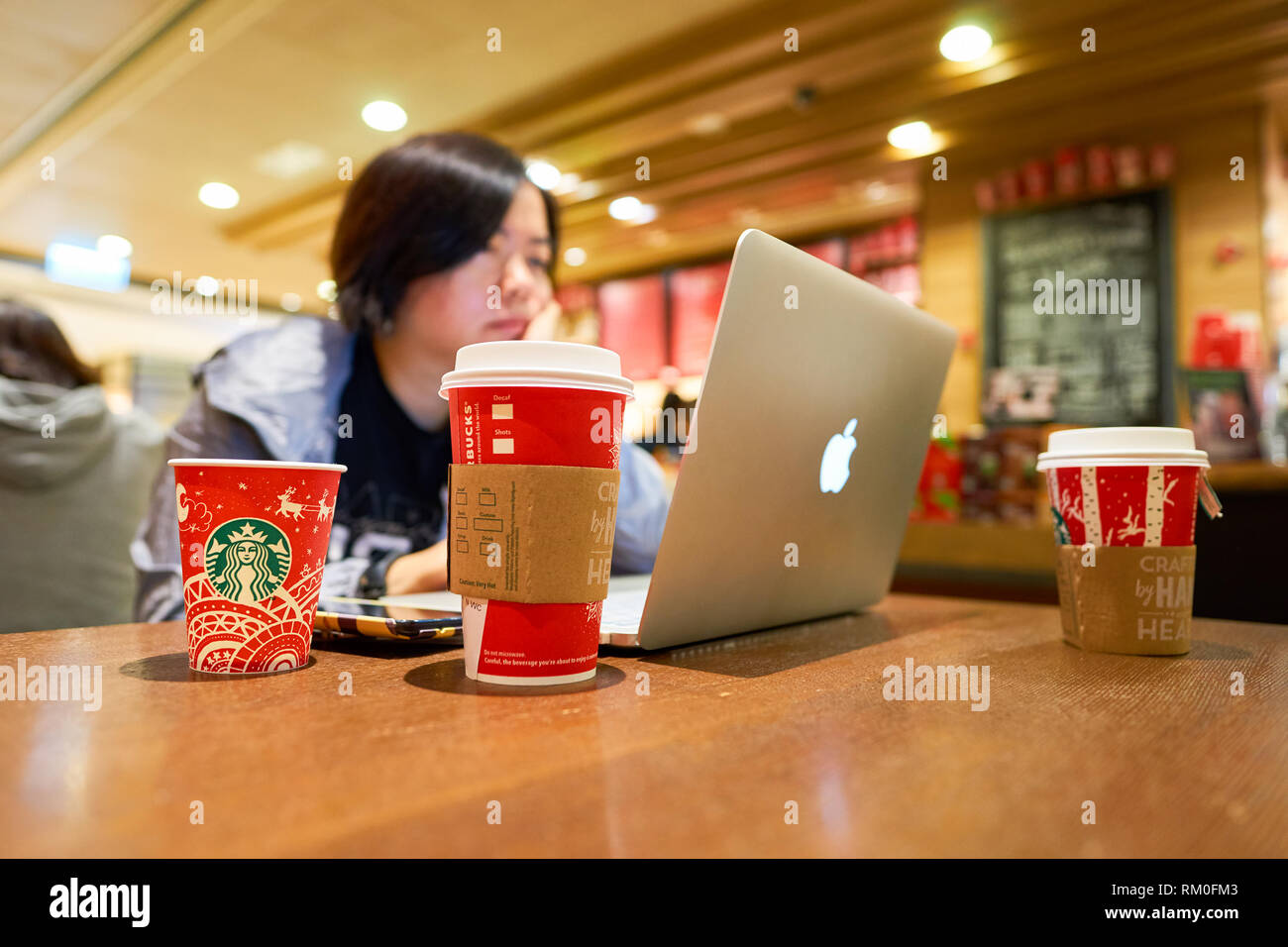HONG KONG - circa 2016, novembre : maison de tasses à la Starbucks Cafe à Hong Kong. La société Starbucks Coffee Company est un café et c Banque D'Images