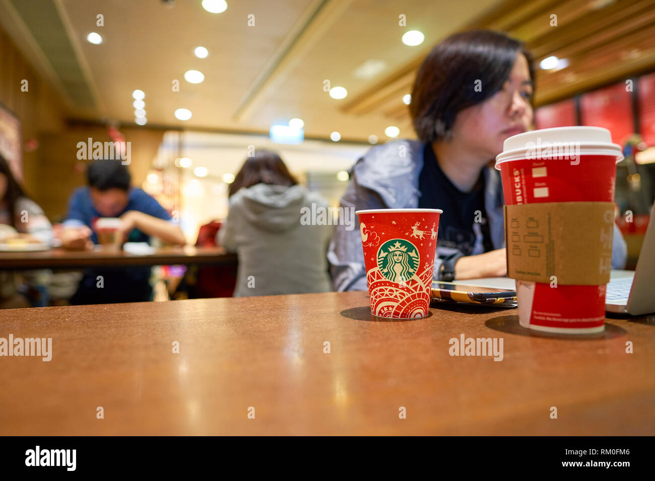 HONG KONG - circa 2016, novembre : maison de tasses à la Starbucks Cafe à Hong Kong. La société Starbucks Coffee Company est un café et c Banque D'Images