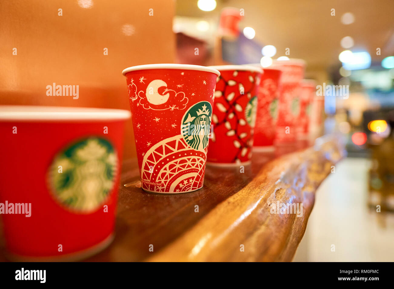 HONG KONG - circa 2016, novembre : maison de tasses à la Starbucks Cafe à Hong Kong. La société Starbucks Coffee Company est un café et c Banque D'Images