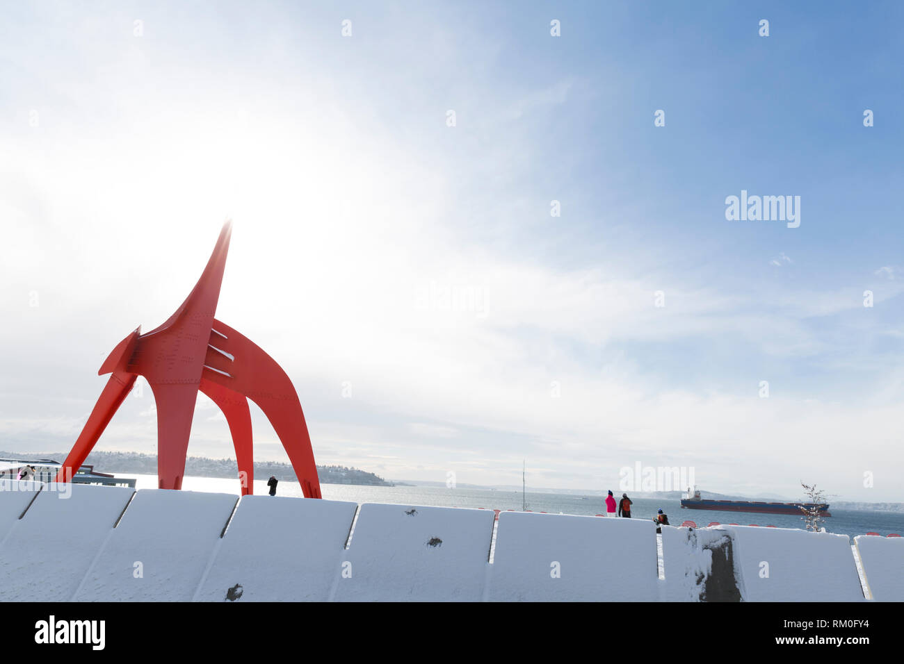 Seattle, Washington : Alexander Calder's 'Eagle' brille au soleil dans Olympic Sculpture Park comme une forte tempête hivernale se brise après avoir quitté six pouces Banque D'Images