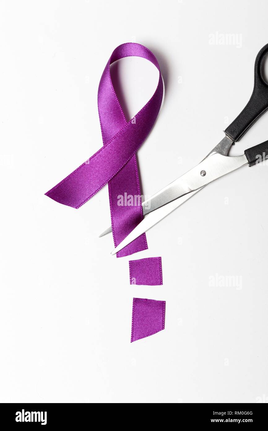 Symbole de coupe ciseaux tissu violet féminisme ruban sur fond blanc Banque D'Images