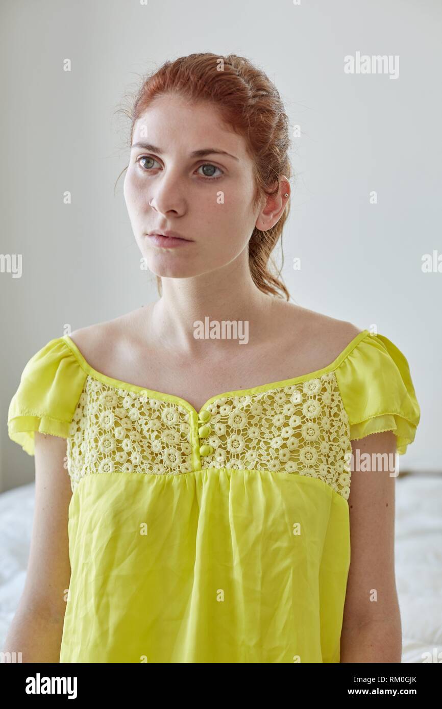 Yellow dress Banque de photographies et d’images à haute résolution Alamy