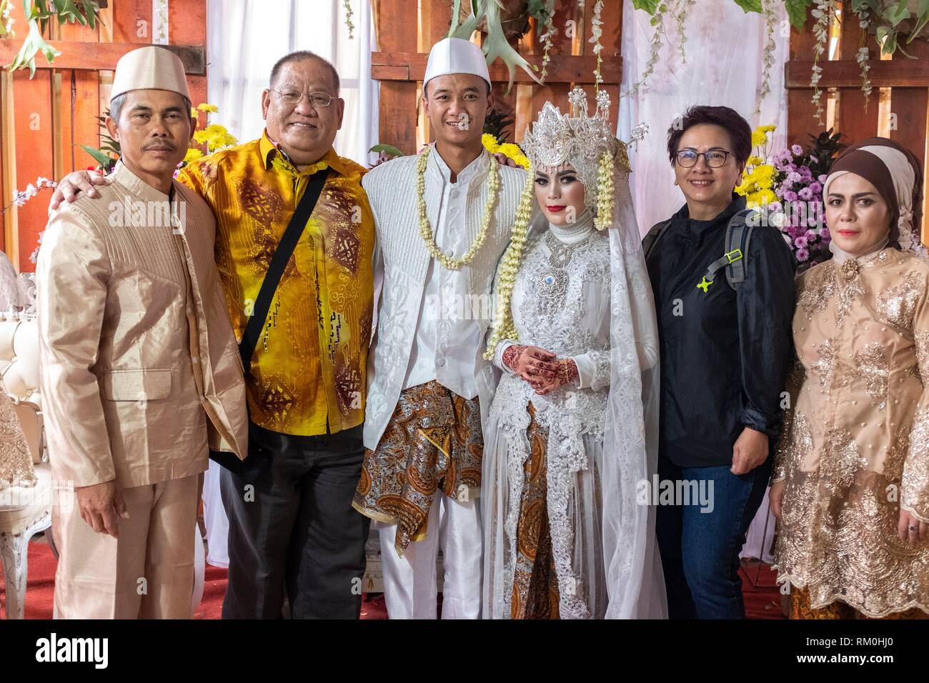 Indonesian traditional wedding Banque de photographies et d'images à haute  résolution - Alamy