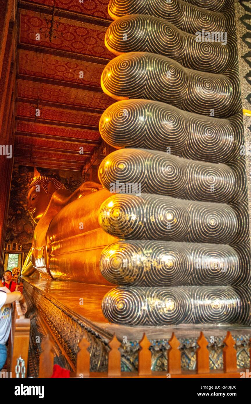 Wat Pho - Le Temple du Bouddha couché, son nom officiel est Wat Phra  Chetuphon Vimolmangklararm Rajwaramahaviharn, Phra Nakhon district, Bangkok  Photo Stock - Alamy