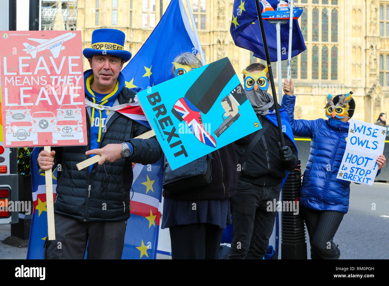Steven Bray fondateur de SODEM (Stand de Défi Mouvement européen) vu avec des pancartes et autres manifestants lors d'un Brexit anti-protestation devant Downing Street à Londres. Banque D'Images