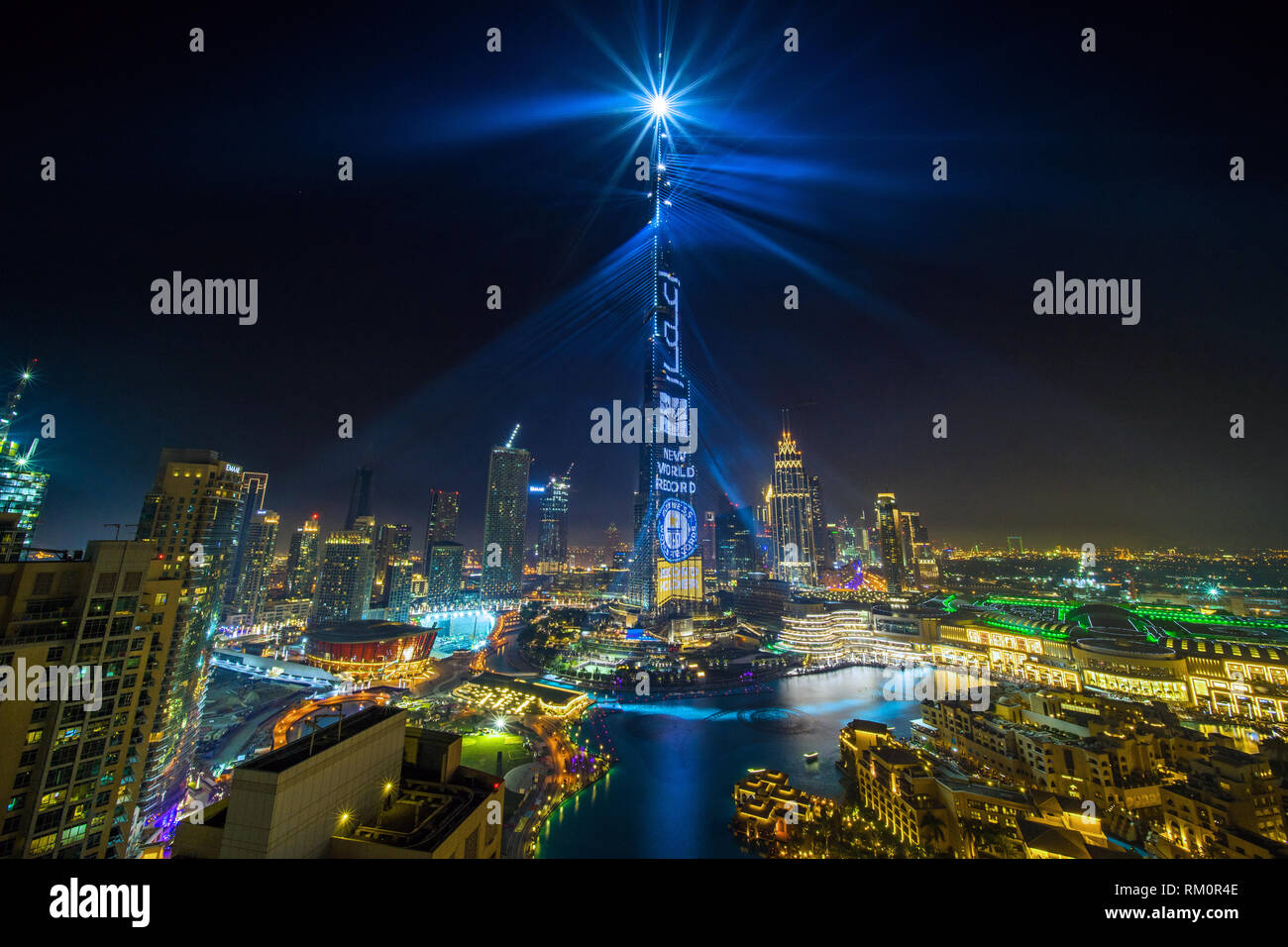 Les fêtes de fin d'année à Dubaï en tant que le plus haut bâtiment du monde cascades lumière à travers la ville. Banque D'Images