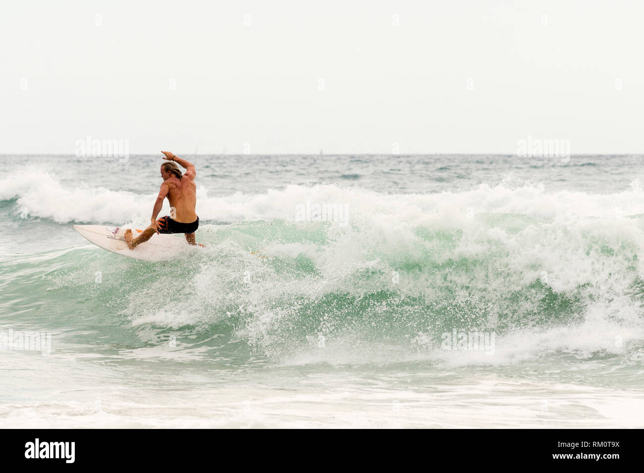 Bénéficiant d'un surfeur vague. Banque D'Images