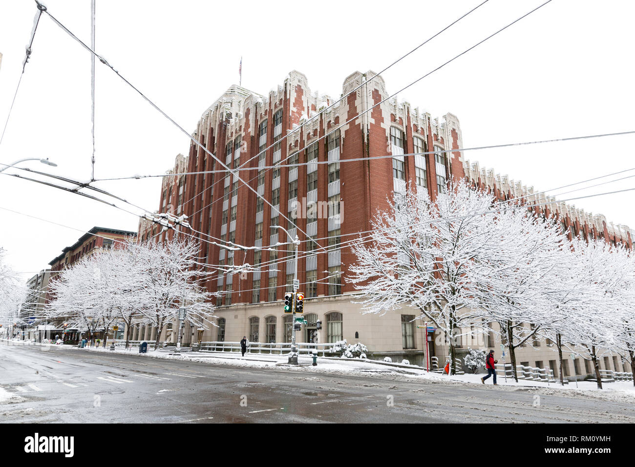 Seattle, Washington : Vue de l'ancien Office fédéral des capacités comme une forte tempête hivernale des couvertures la ville en six pouces de neige. Banque D'Images