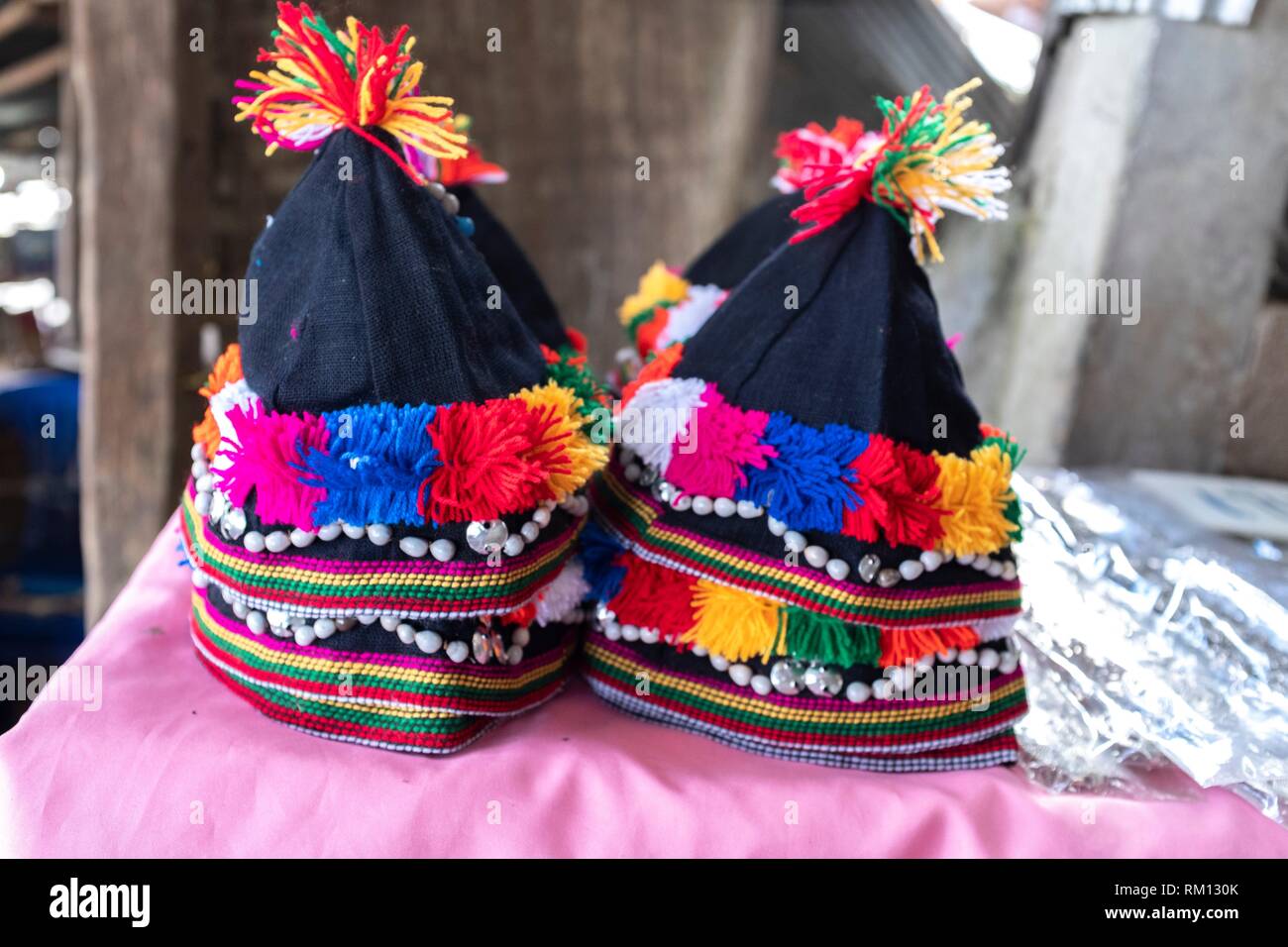 Chapeaux colorés à la boutique de détail Hmong Hilltribe, Doi Pui, Chiang  Mai. La Thaïlande Photo Stock - Alamy