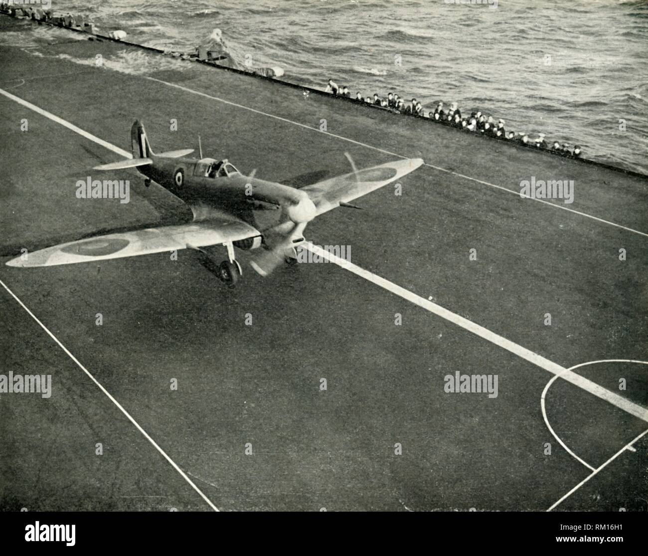 Spitfire de la RAF sur le pont d'un porte-avions sur sa façon de Malte, la seconde guerre mondiale, 1942 (1944). Créateur : Inconnu. Banque D'Images