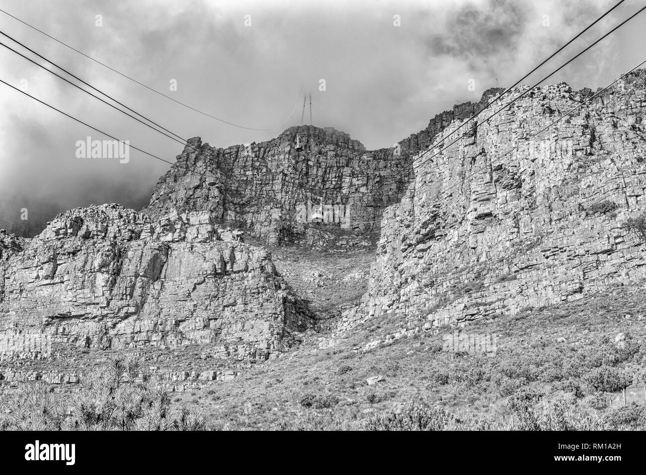 CAPE TOWN, AFRIQUE DU SUD, le 17 août 2018 : Viiew du téléphérique de la Montagne de la table vue de la station de câble inférieur à la montagne de la table. Deux téléphériques Banque D'Images