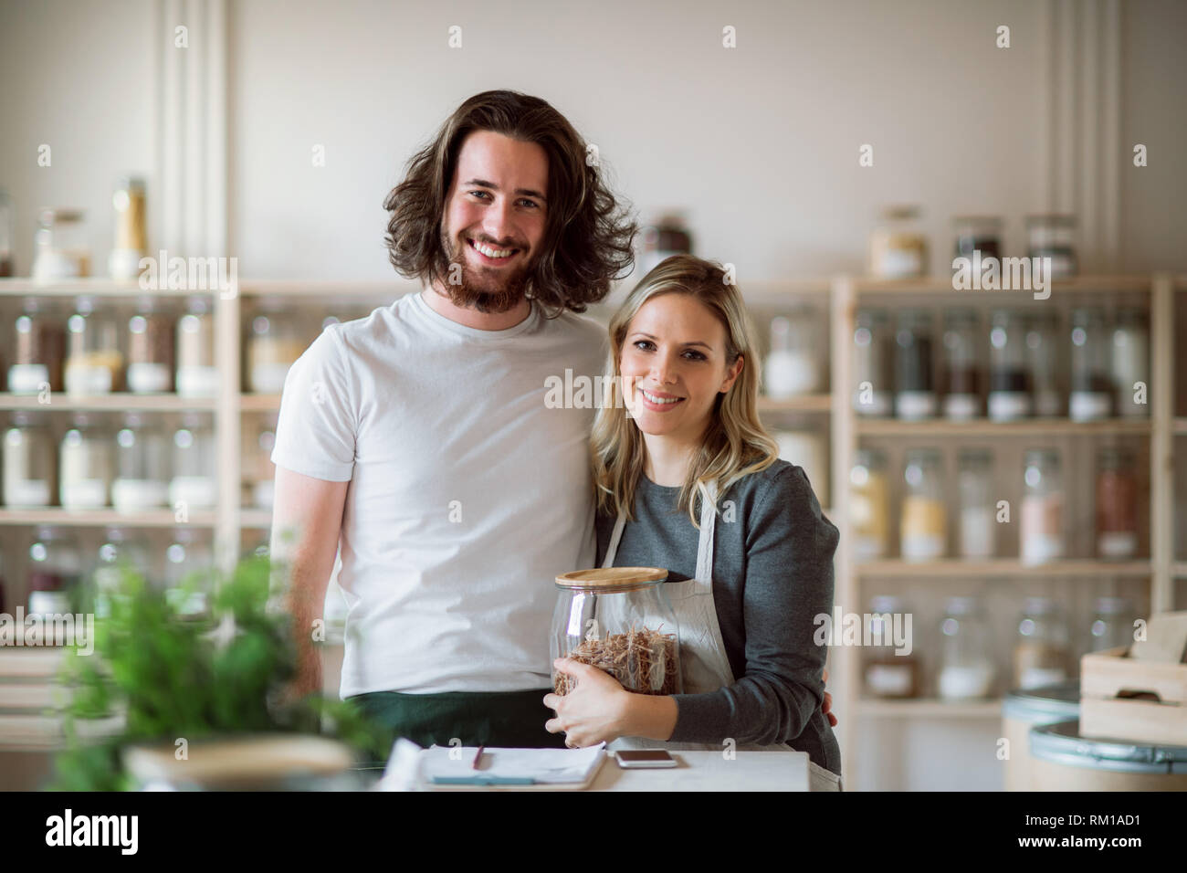 Un portrait de deux vendeuses debout dans zéro déchets boutique, looking at camera. Banque D'Images