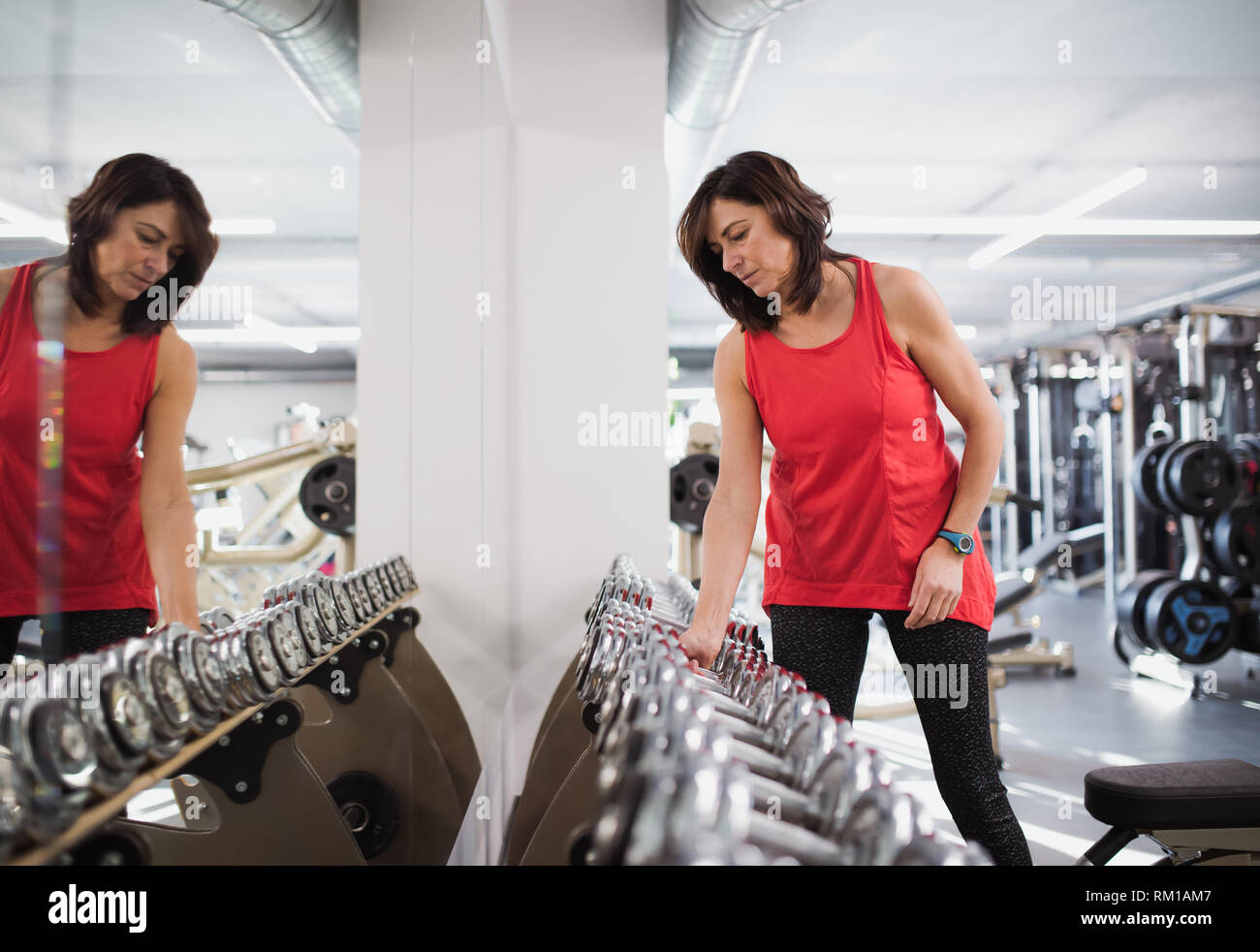 Une femme hauts de sport en faisant de l'exercice avec haltères. Banque D'Images