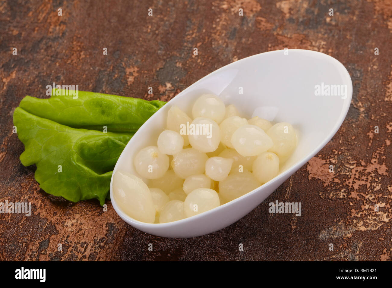 Bebe Marines Dans Le Bol D Oignon Photo Stock Alamy