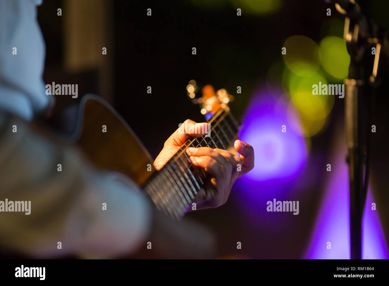 Un homme chantant et jouant de la guitare dans la nuit Photo Stock - Alamy
