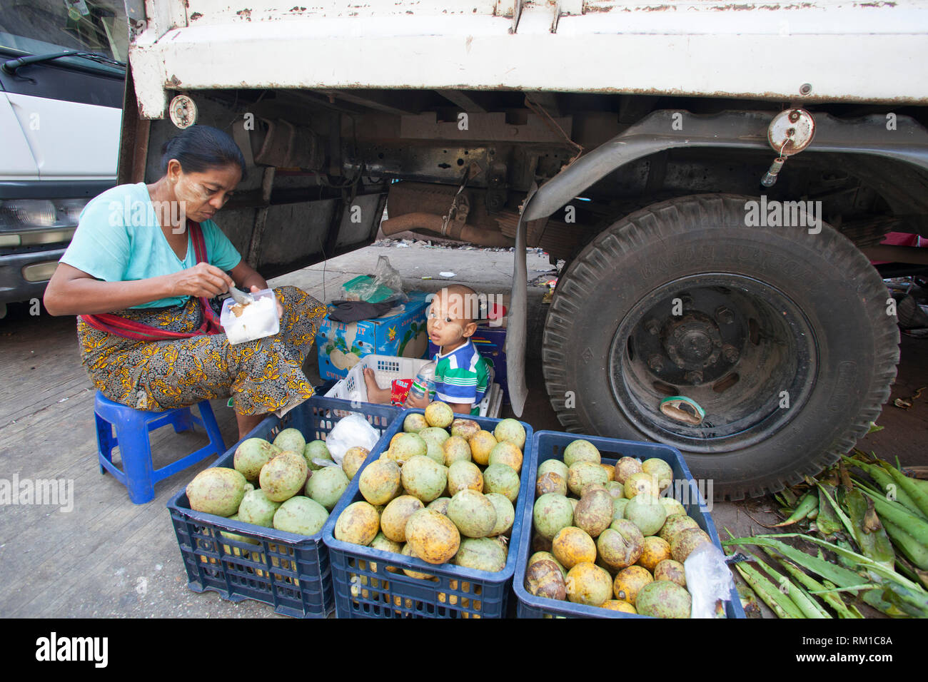 Marché en Kon Zay Tan street, la pagode Sule, centre-ville, Yangon, Myanmar, en Asie Banque D'Images